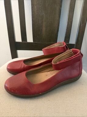 Clarks Women's Cushion Soft Leather Ankle-Strap Perforated Flats Red Size 8.5